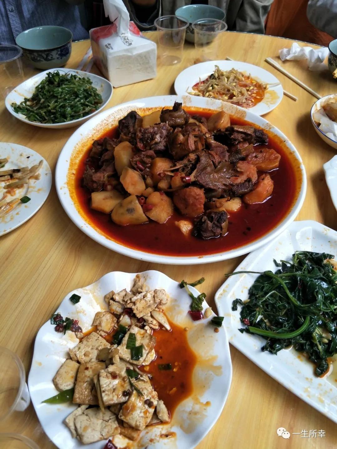 一川碧水,一川碧水一重山