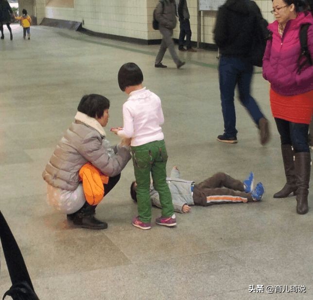 怎样引导孩子不随便买东西,孩子不给买就哭闹