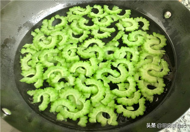 凉拌苦瓜最好吃的做法简单,苦瓜怎么凉拌不发苦