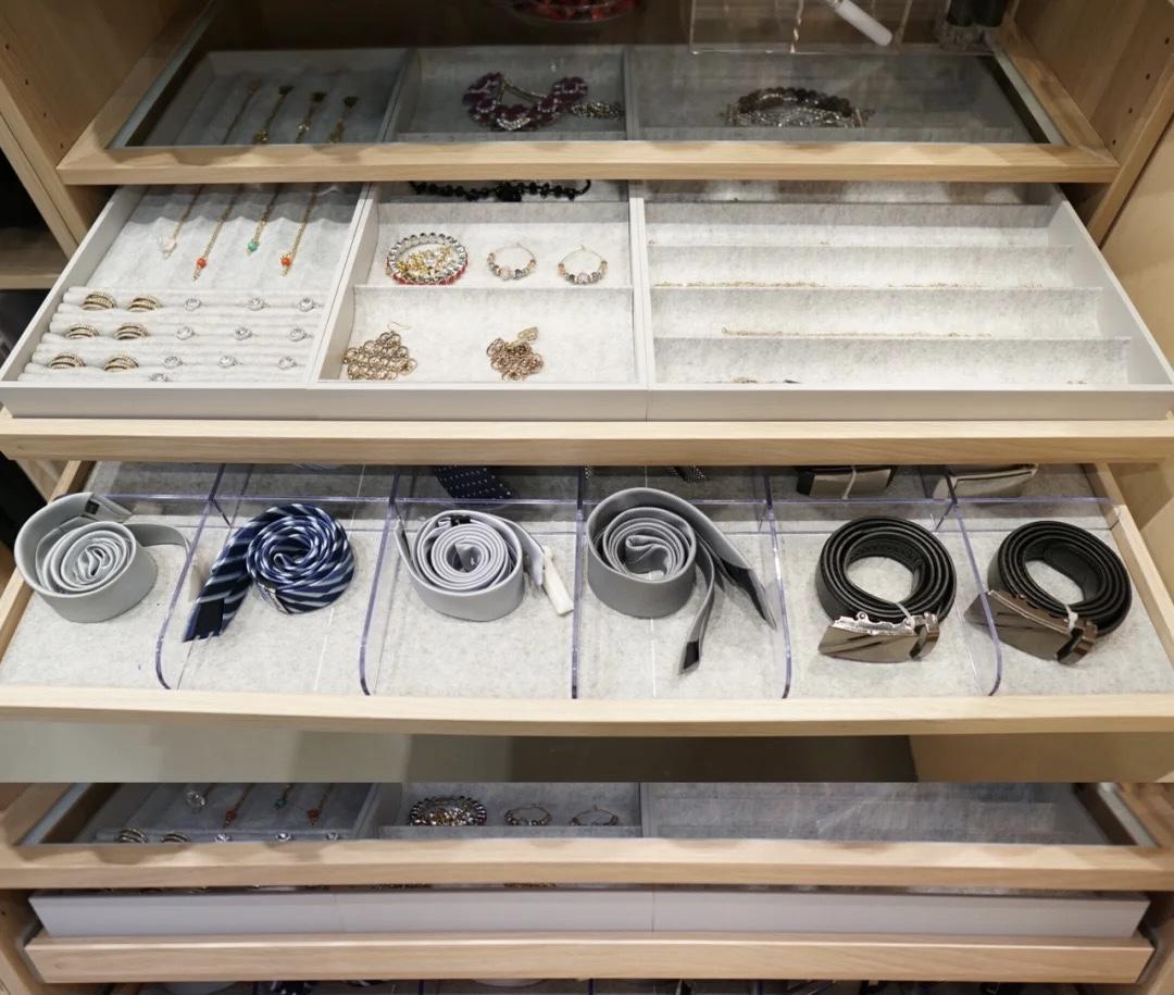 卧室整体定制衣柜与成品衣柜,新房子买成品衣柜还是定制衣柜