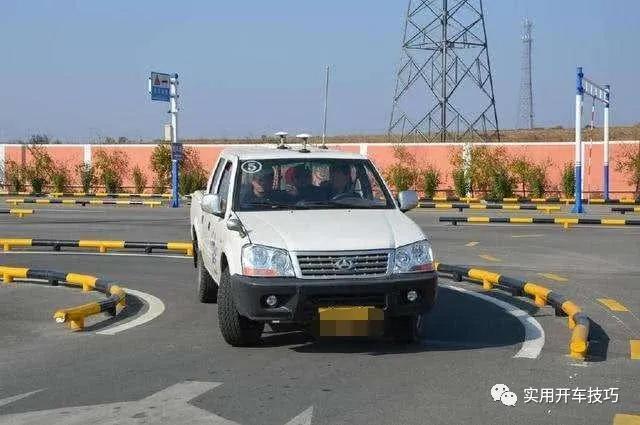 开车看不到车头怎么判断行人距离,轿车视野看不见车头怎么判断距离
