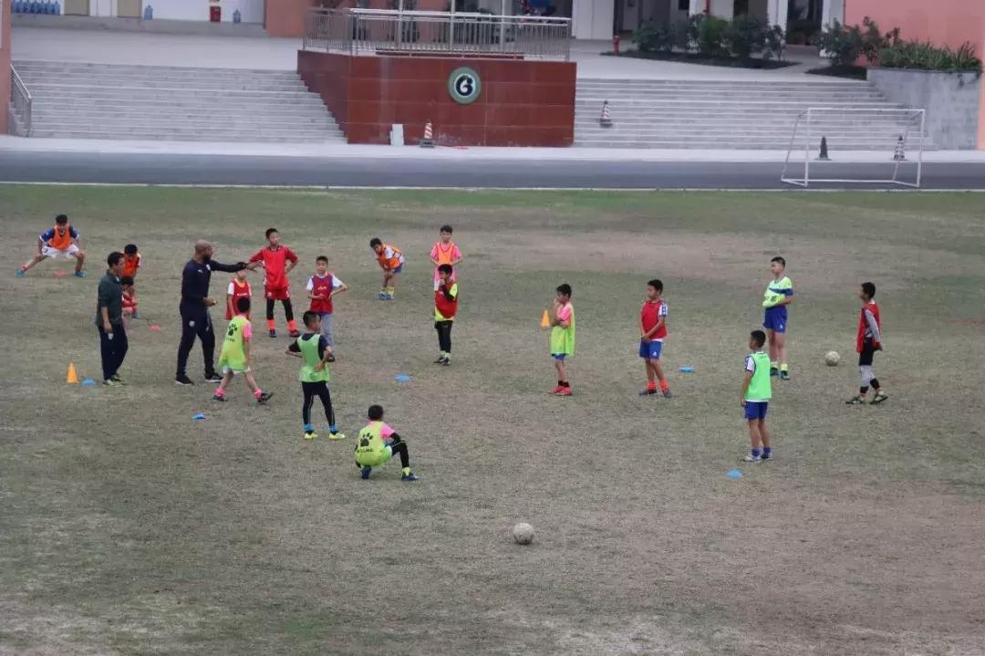 4名平远球员“直通西布朗”到英国集训营为期8天的训练与学习！