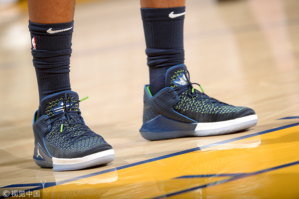 NBA今日球鞋精选:上脚两双联名款!火箭赢了,“鞋王”嗨了