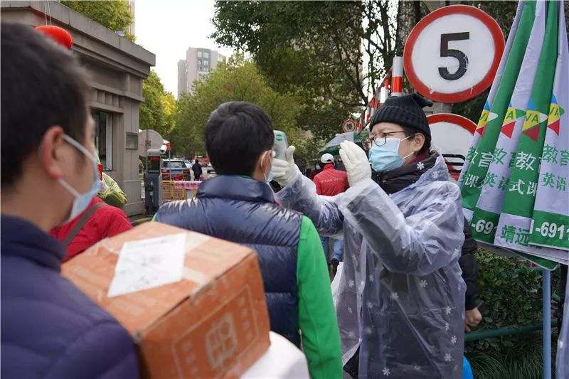 让“超长待机”一线人员休息“充电”，嘉定3000多名干部周末到基层抗疫一线