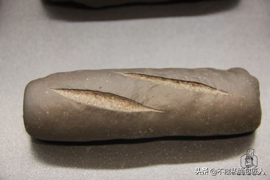 意大利墨鱼汁面包,金枪鱼墨鱼汁面包