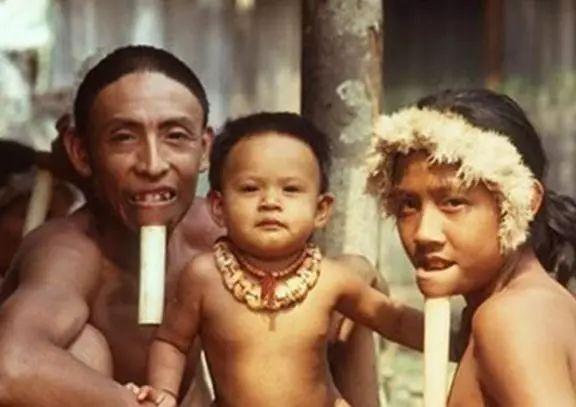 原始部落嘴下插木棍,亚马逊原始部落下巴穿木棍