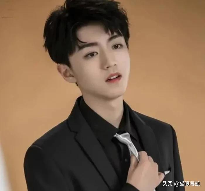 明星逛街被星探发掘是真的吗,星探发现吴奇隆在地摊