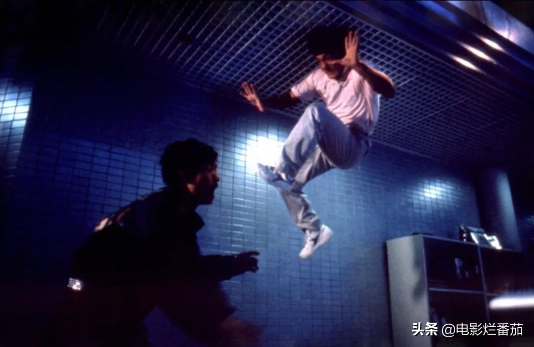 一急之下炒掉导演自己来，成龙在放火烧掉整条街后，电影终于大卖