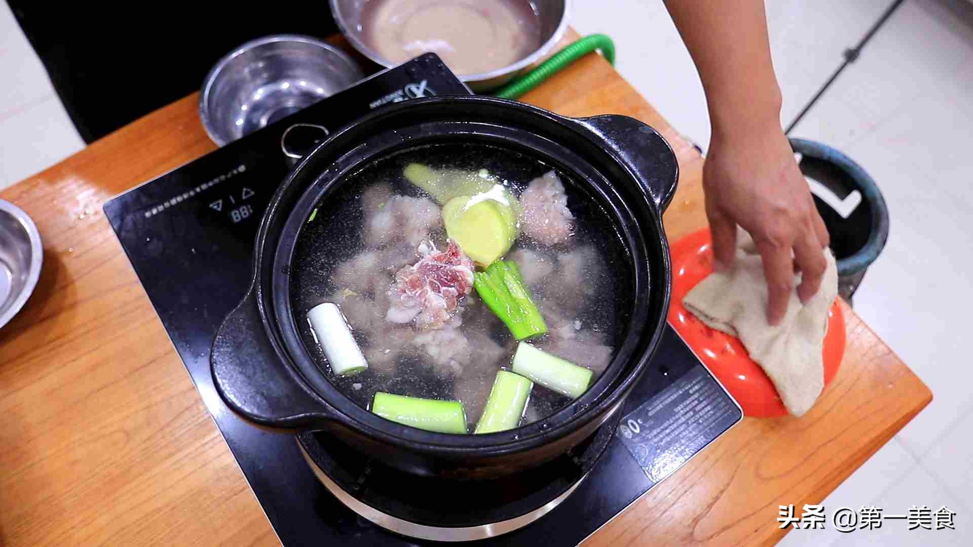 厨师长炖排骨玉米海带汤汤白肉嫩,厨师长分享排骨玉米汤的做法