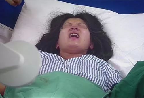 “彪悍”产妇刷屏，刚生完娃就冲出产房暴打老公，3个人都没拦住