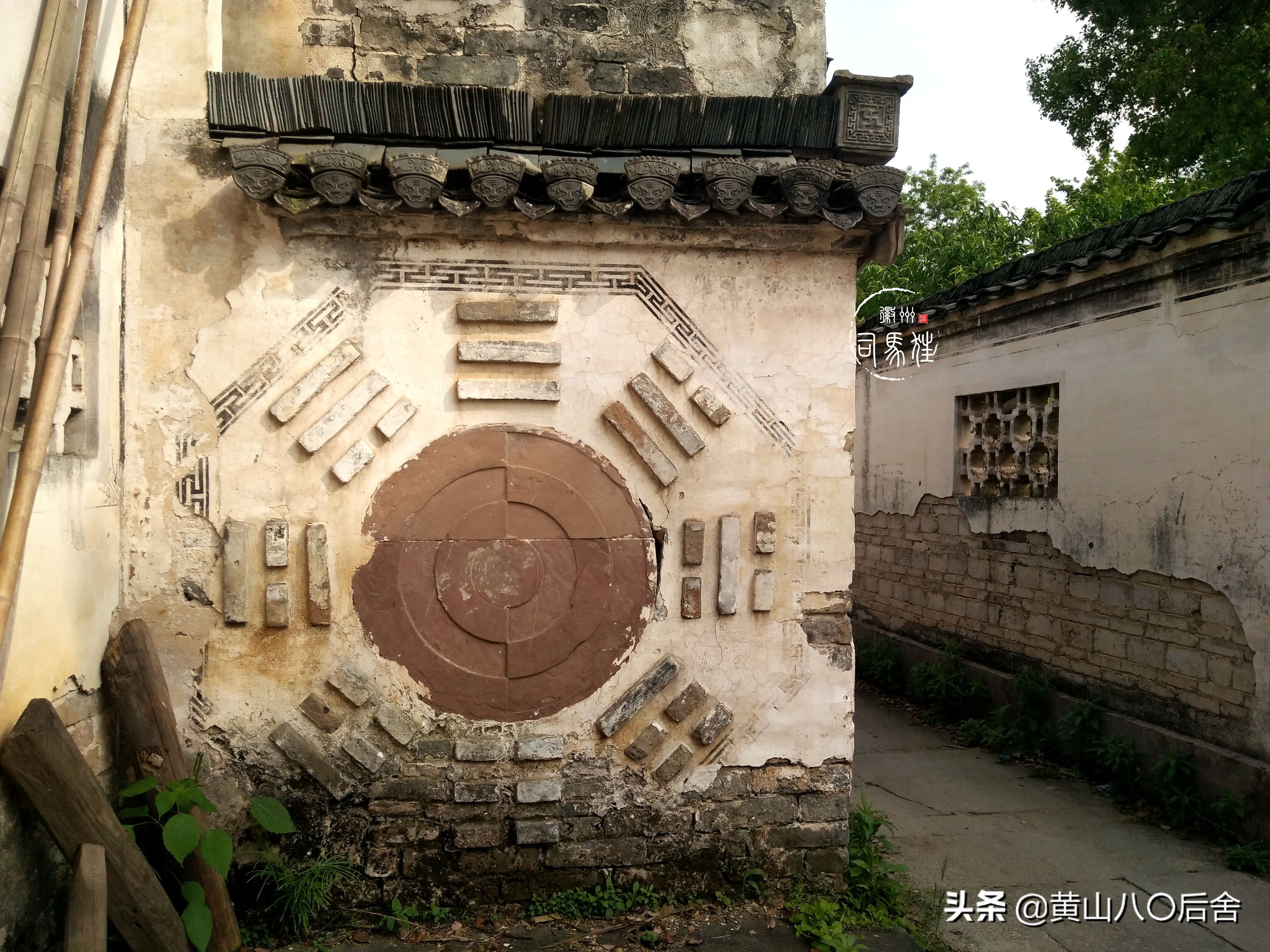 歙县有个村子,大家都姓淩,三点水的淩。这里还有吕洞宾的传说