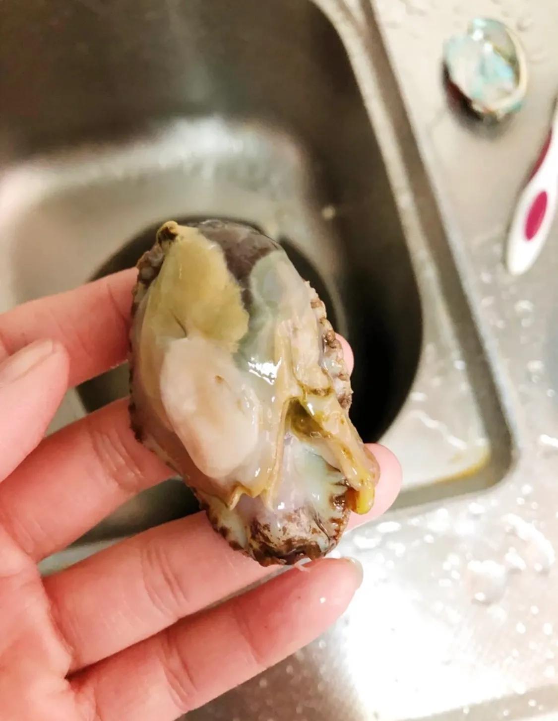 小鲍鱼怎么处理口感好,处理小鲍鱼