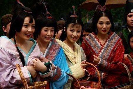 汉朝女性都穿开裆裤！为了避免暴露*处私**，公共场所禁止做这件事！