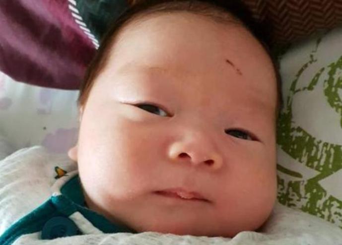 宝宝天天折腾爷爷奶奶,宝宝总是顶自己的头