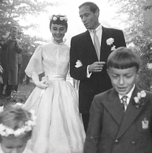 奥黛丽赫本:绝世容颜背后的秘密!