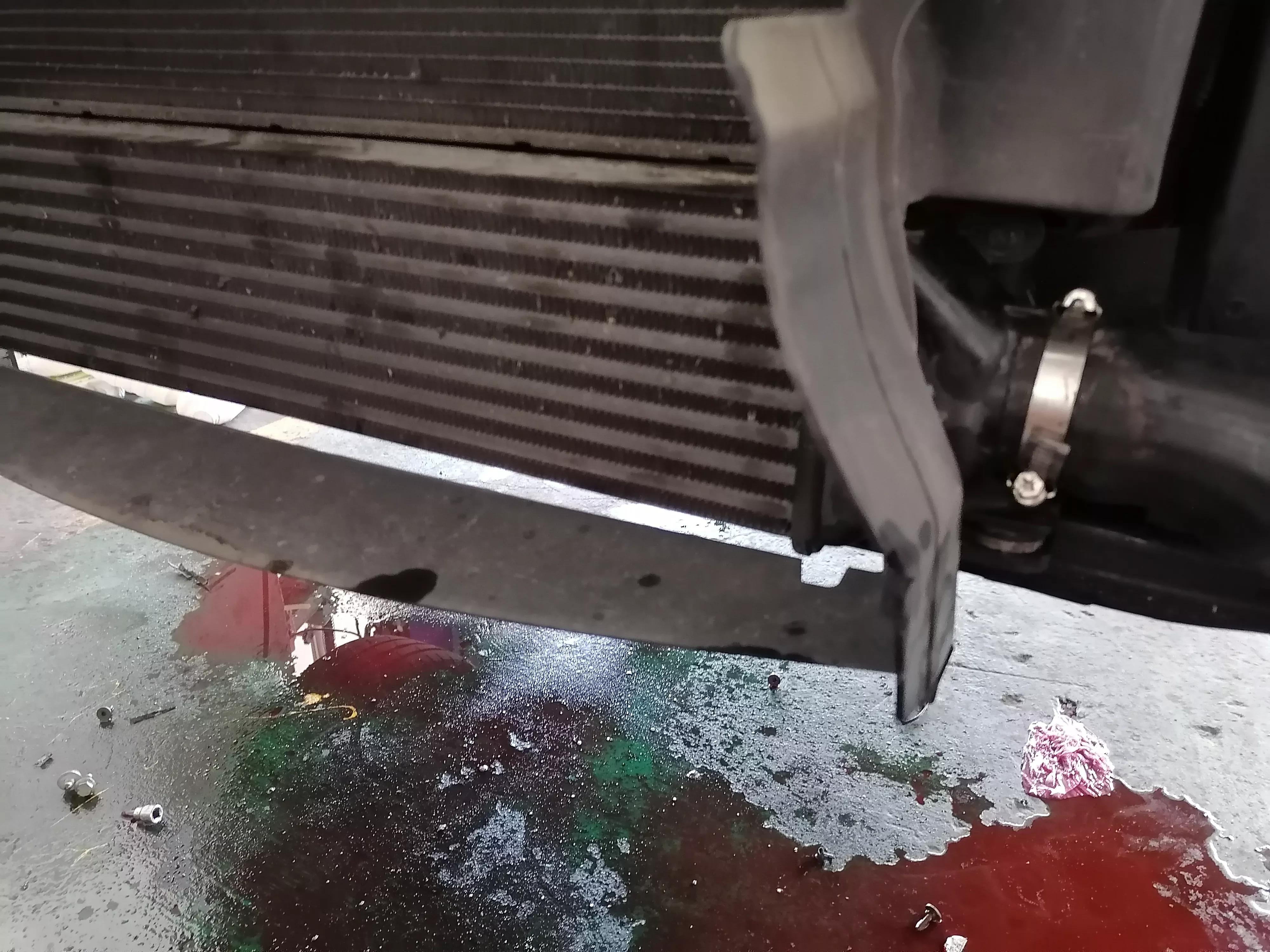 菲亚特博悦16万公里，水箱磨破漏水更换水箱