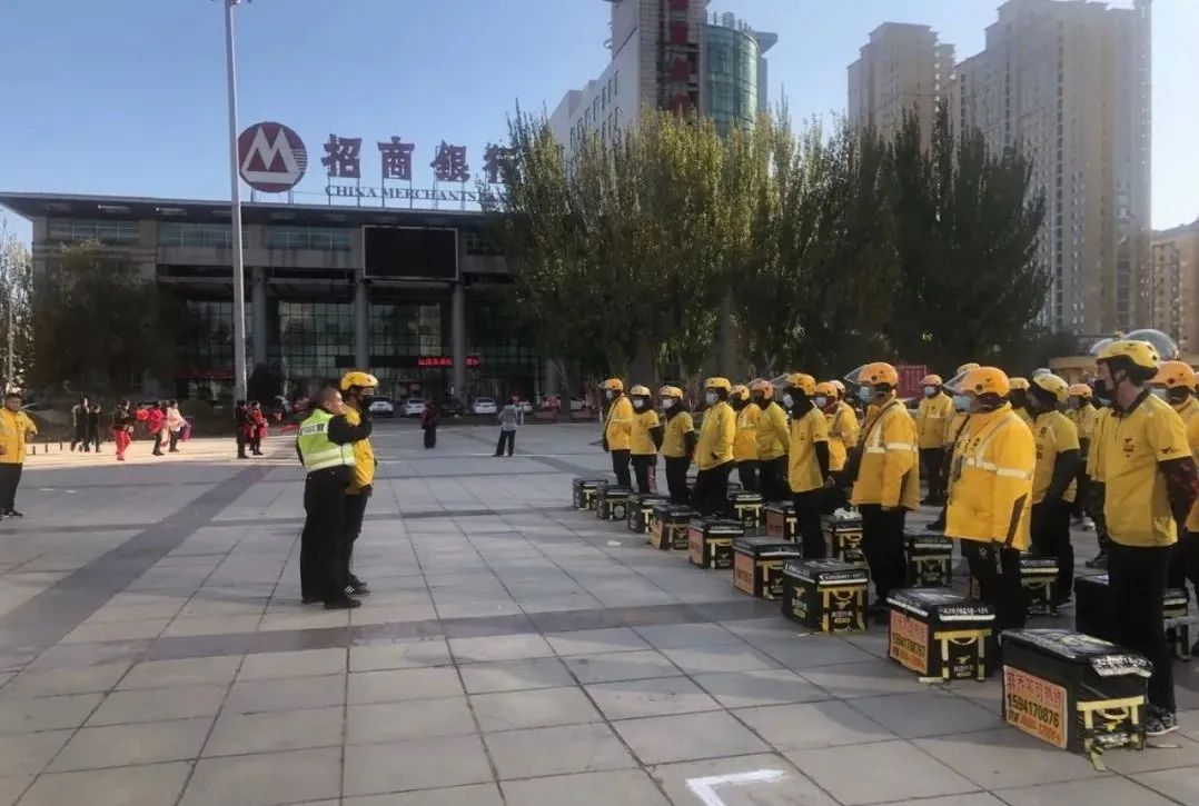 交警走进军营开展交通安全宣传,百万警进千万家交通安全宣传活动