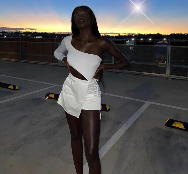 充满自信的“黑珍珠”女孩,翘臀酥胸爆红网络,却被网友骂到崩溃