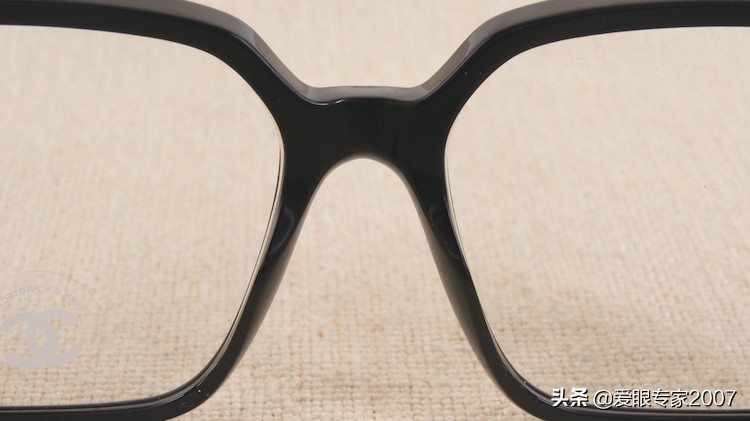 板材眼镜鼻托掉了怎么配,板材眼镜鼻托如何卸下来