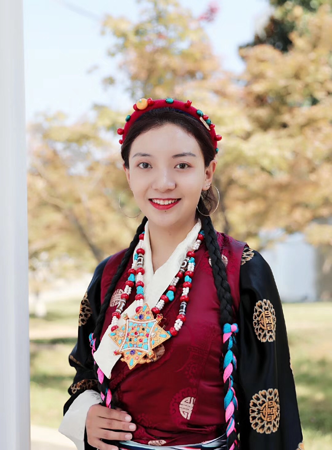 少数民族美女风景图,少数民族美女唯美图片