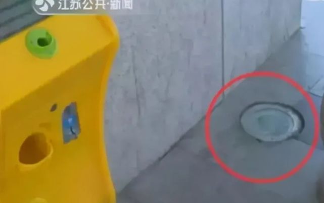 男孩喝碳酸饮料瓶爆炸,一小孩被喷泉水柱冲起