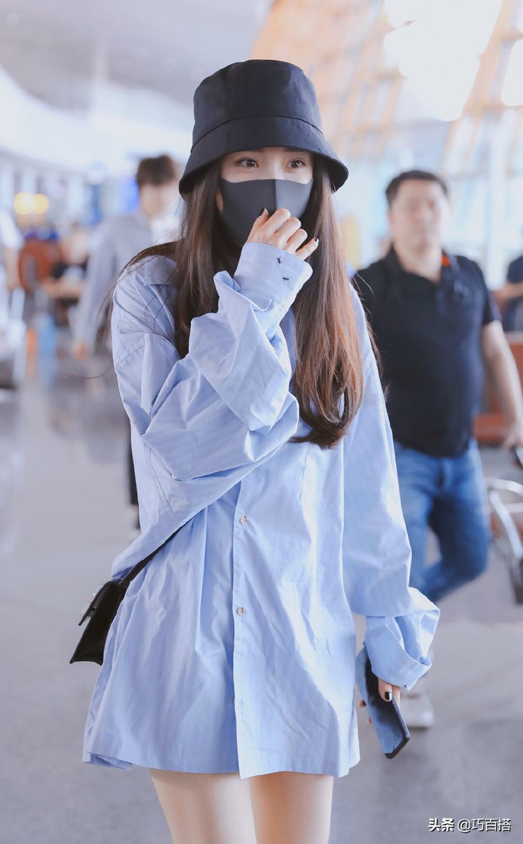 杨幂穿搭私服下身失踪,杨幂穿黑色短裤和青色上衣