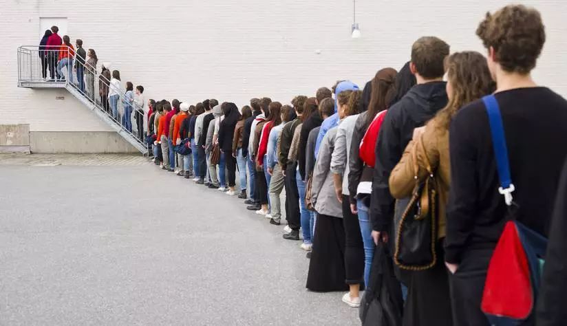 人类已经不能阻止懒人:代驾、代购,连代人排队都火起来了……