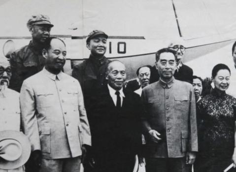 古今明捧着周恩来的骨灰,走过长安街,如今的他过得怎么样了?