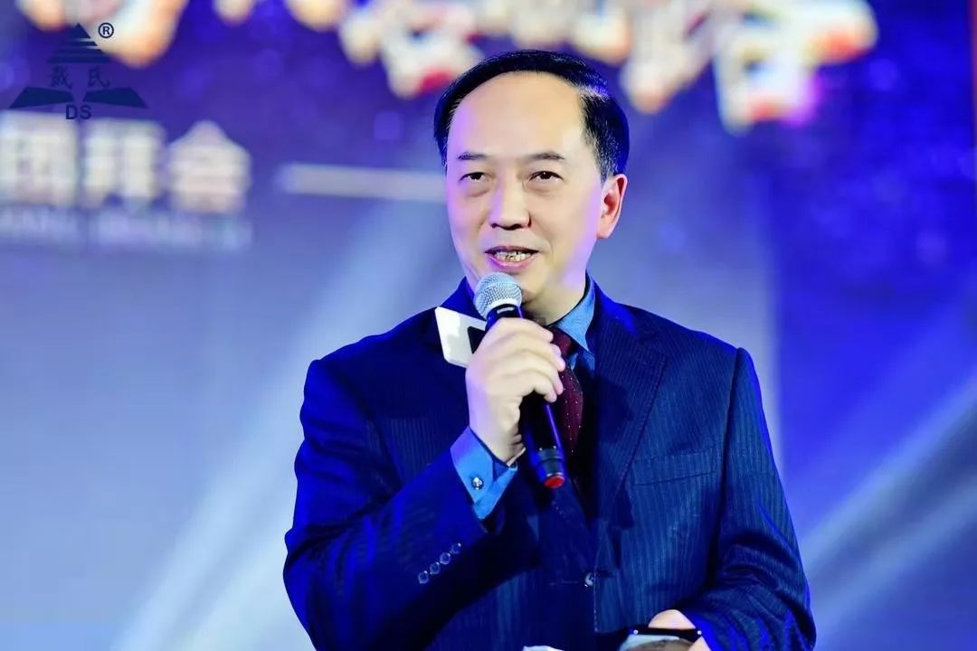 规范自律天道酬勤，奉献担当人心有秤，戴氏教育名航部拜年会