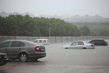暴雨汽车进水保险赔吗,暴雨天汽车涉水怎么办