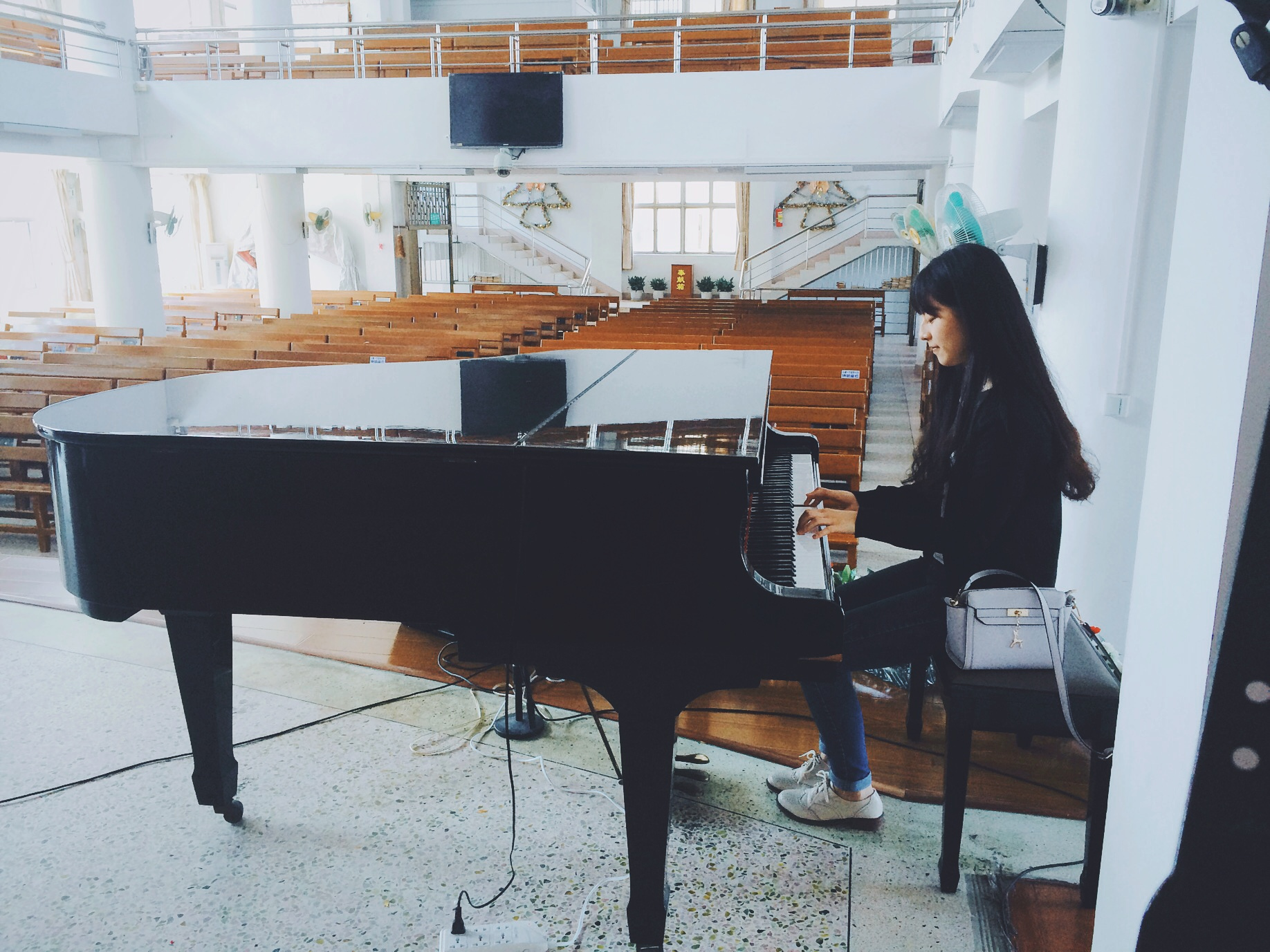 钢琴出现颤音,钢琴有滋滋的杂音是怎么回事