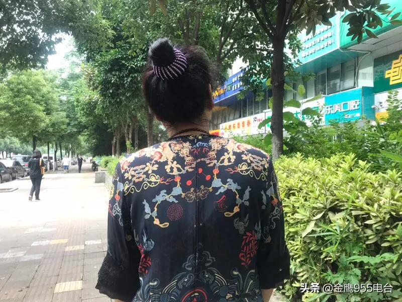 变态男!光天化日下频偷长沙一小区女性贴身内衣裤