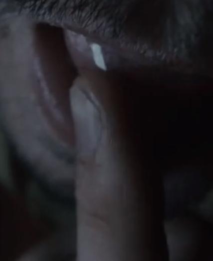 又渴又疼！手臂被石头卡住五天五夜？这部电影告诉你如何断臂求生