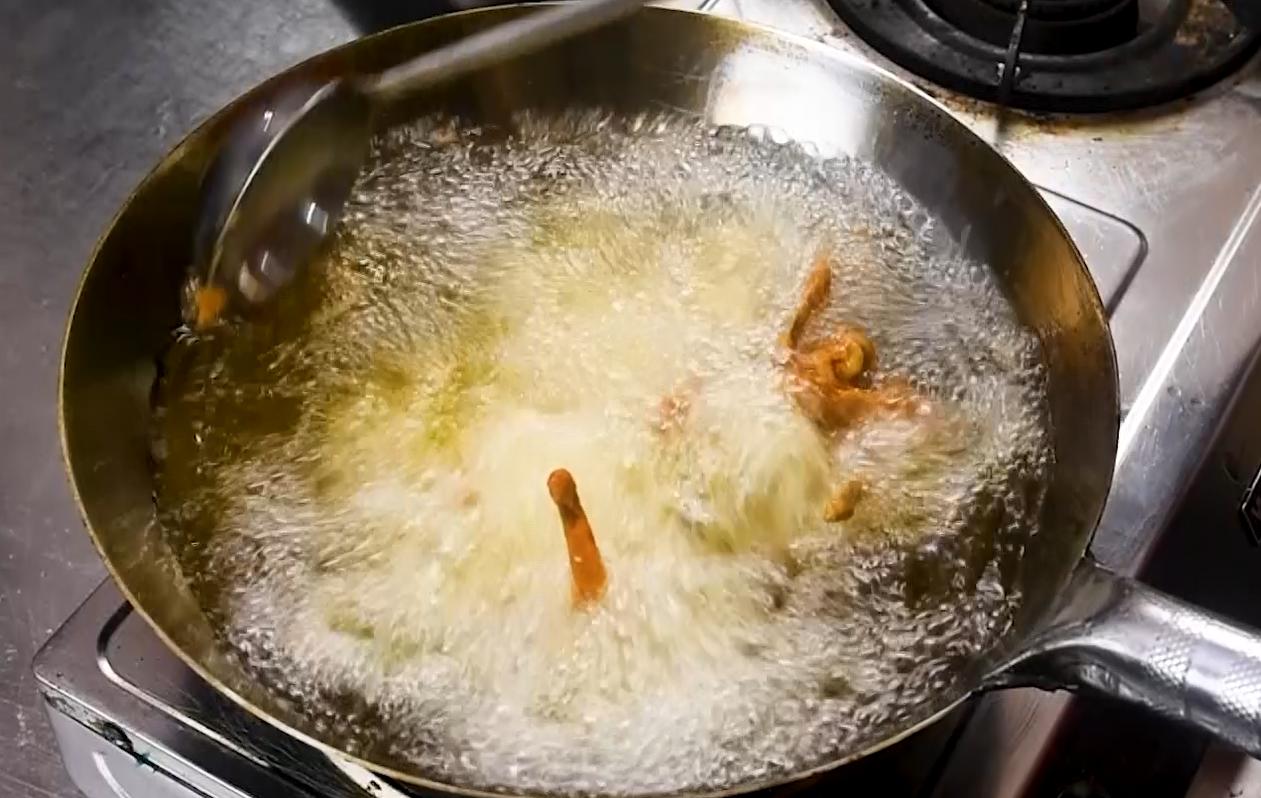 地摊鸡叉骨的炸制方法,正宗酥脆鸡叉骨制作教程