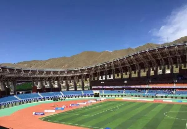 背着氧气罐踢足球,带着氧气瓶踢球