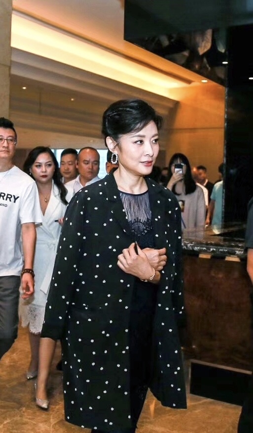 51岁周涛穿蓝色西装粉衬衫,周涛白色西装搭配图片