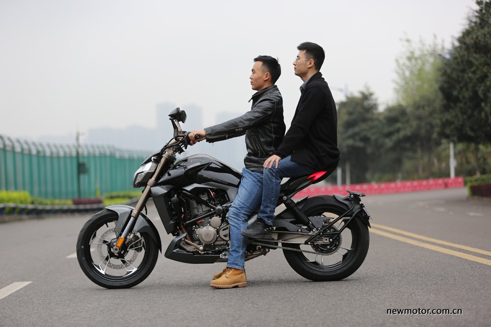 升仕310V试驾/多图:舒适好骑的运动太子车,标配ABS,全LED灯具