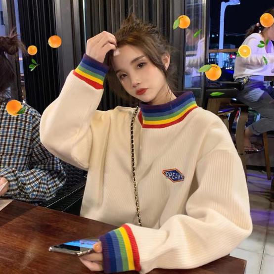 金晨全黑装走机场，背小包斜跨超可爱，脖子太长穿高领也能看见肉