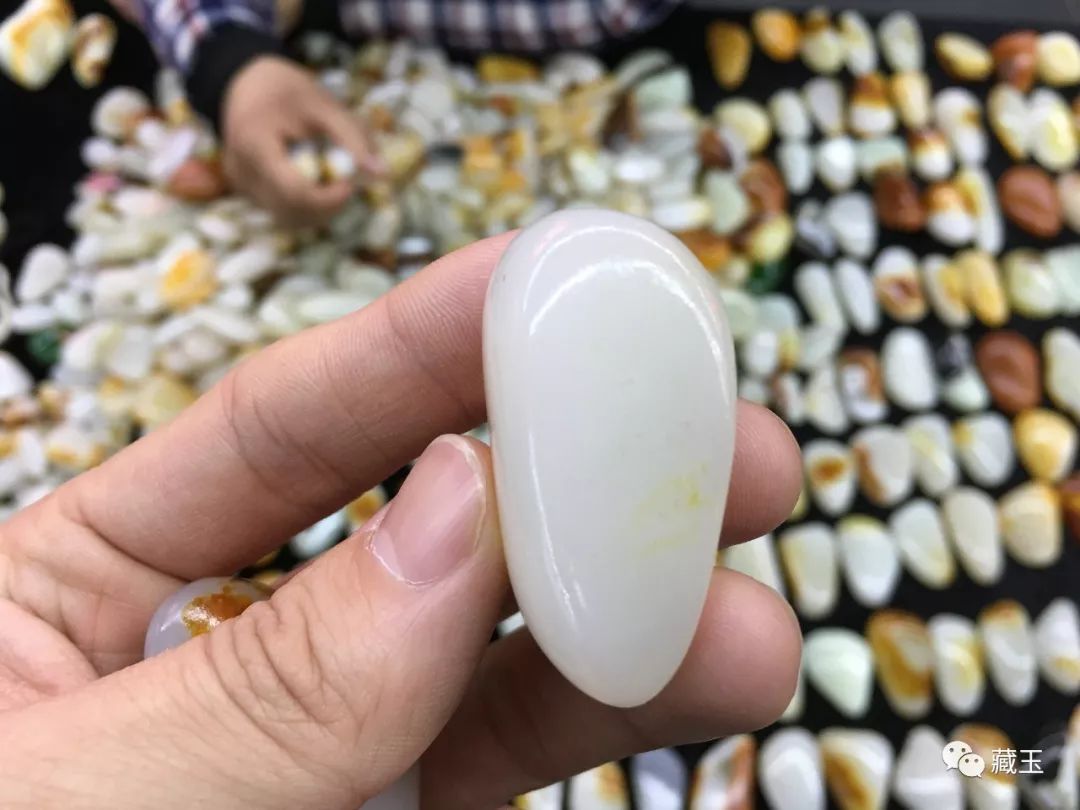 和田玉光白籽料特点,和田玉颜色白的好吗