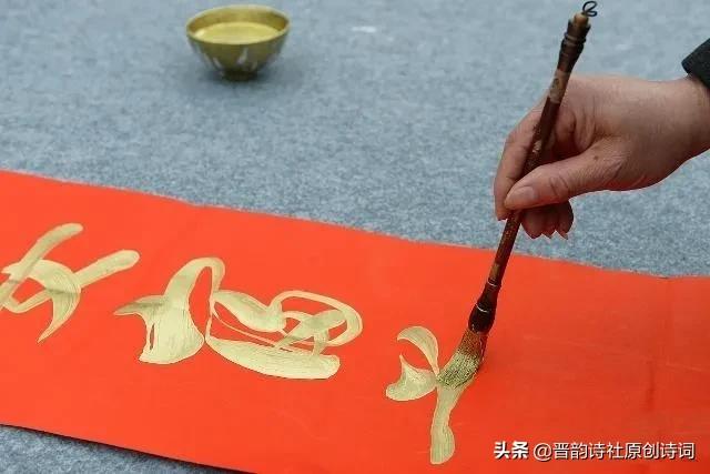 撕对联剩下的残留怎么去除,换下来的对联和福字怎么处理