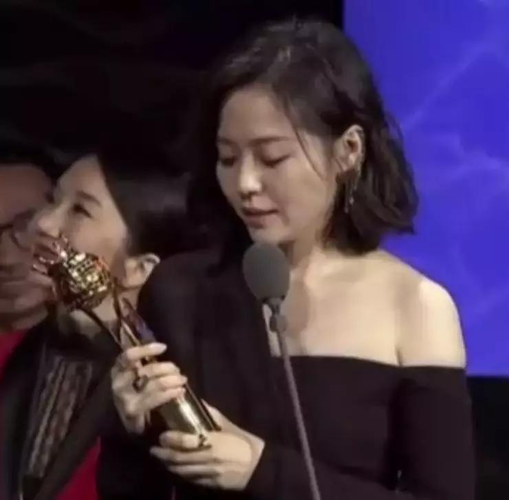 鑺掓灉鍙版崸绾㈠灏戜汉,鑺掓灉鍙版崸绾簡杩欎箞澶氫汉