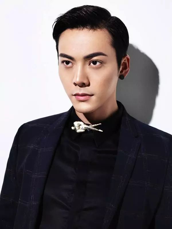 陈伟霆戴耳钉视频,陈伟霆黑色耳钉