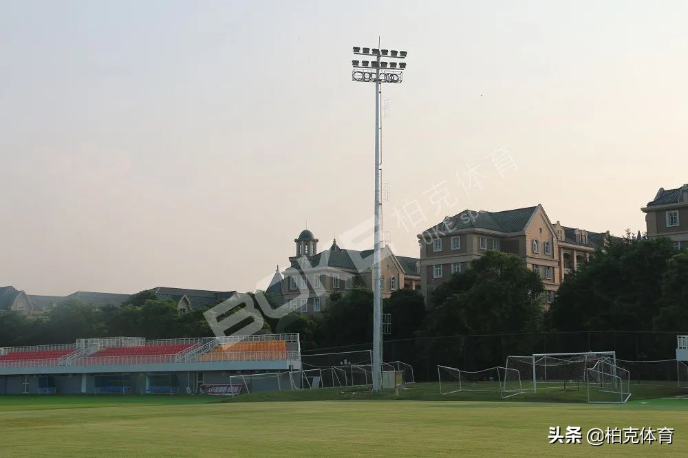 足球场专用30米高杆灯厂家,柏克体育移动篮球架