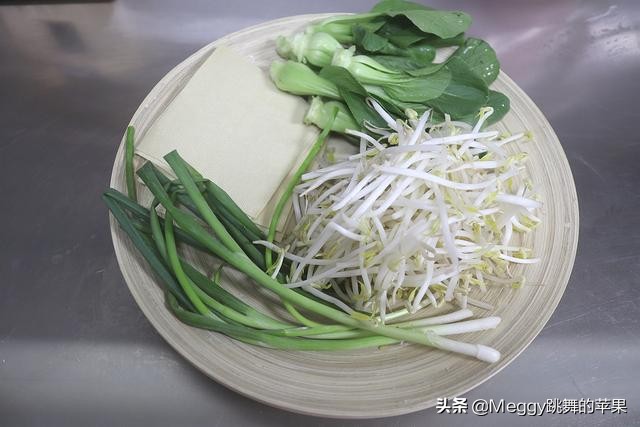 三伏天做水煮肉,一个小妙招,让你手工切出薄如蝉翼的完整肉片