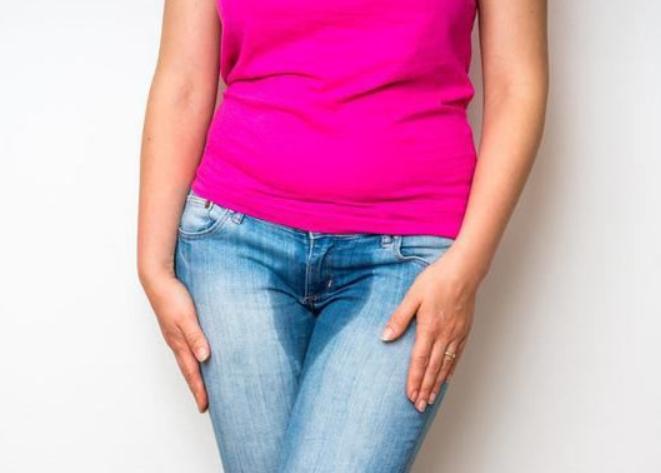 女性打喷嚏容易“漏尿”是咋回事？原因可能是这2点，别不上心