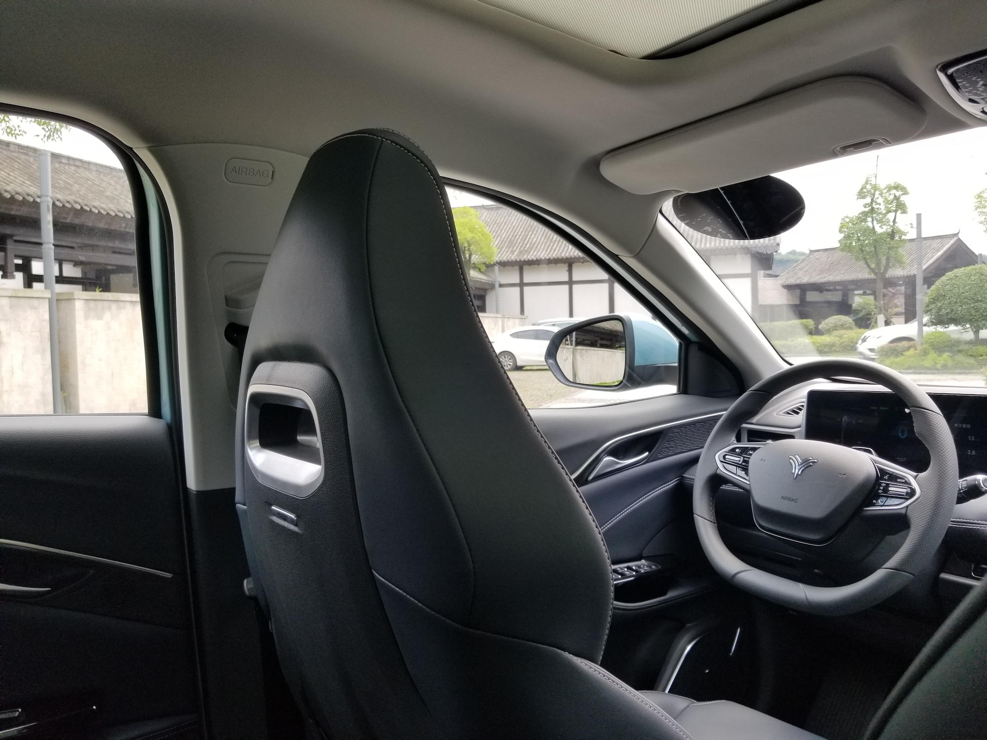 把车钥匙做成指尖陀螺？这才是纯电SUV里的“创意玩家”