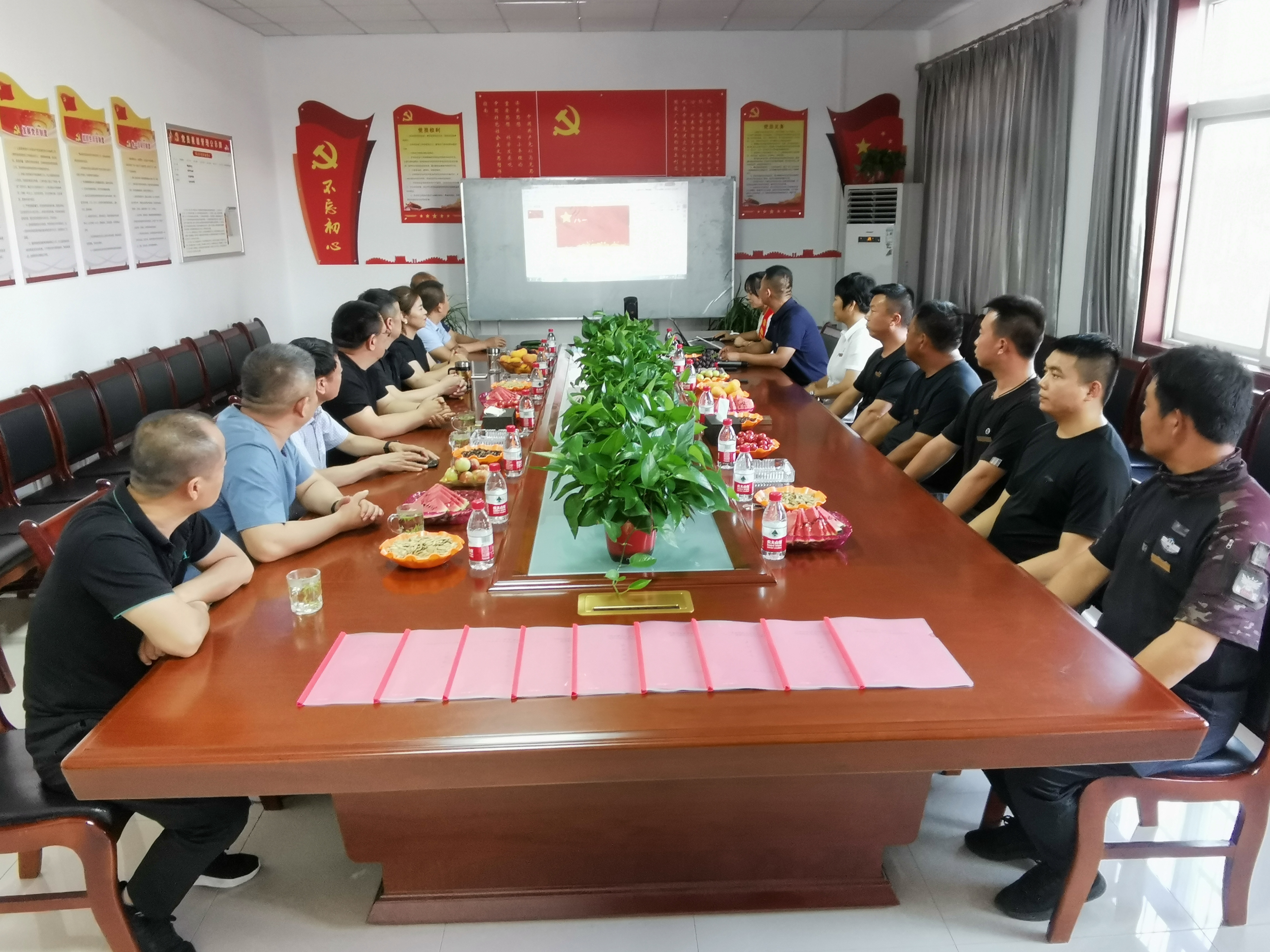 大荔秦东考务中心·金龙•鸿运驾校举办庆祝八一建军节座谈会