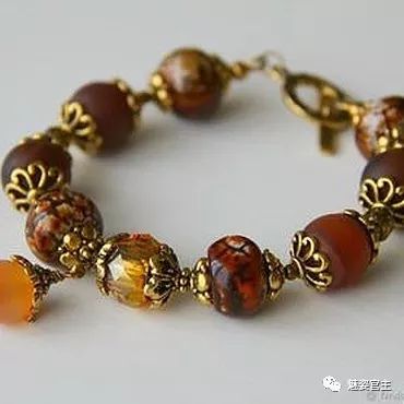 施华洛世奇水晶和珠子打造闪亮弹簧吊坠手链，附制作图解教程