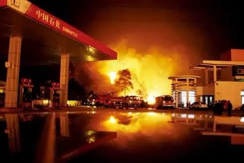 拔插头的时候为什么会有“火花”？