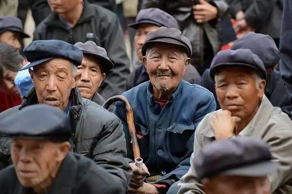 退休老人85岁死亡有哪些能领的钱,退休职工病故家属都能领哪些补偿